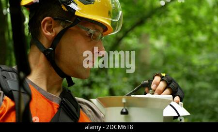 Schutzhelm und Kopf-und Augenschutz Wissenschaftler Forscher Wissenschaft Mann, Industriearbeiter. Harness Seil mit Karabiner und speziellen Schutz Stockfoto