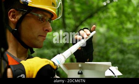 Schutzhelm und Kopf-und Augenschutz Wissenschaftler Forscher Wissenschaft Mann, Industriearbeiter. Harness Seil mit Karabiner und speziellen Schutz Stockfoto