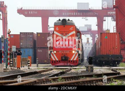 Peking, Chinas Provinz Jiangsu. April 2020. Ein mit medizinischen Hilfsgütern beladener China-Europa-Güterzug fährt am 14. April 2020 aus einem Logistikterminal zwischen China und Kasachstan in Lianyungang, der ostchinesischen Provinz Jiangsu. Quelle: Wang Jianmin/Xinhua/Alamy Live News Stockfoto