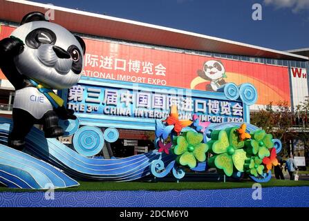 Peking, China. November 2020. Das Foto vom 3. November 2020 zeigt Jinbao, Maskottchen der China International Import Expo, im ostchinesischen Shanghai. Quelle: Chen Fei/Xinhua/Alamy Live News Stockfoto