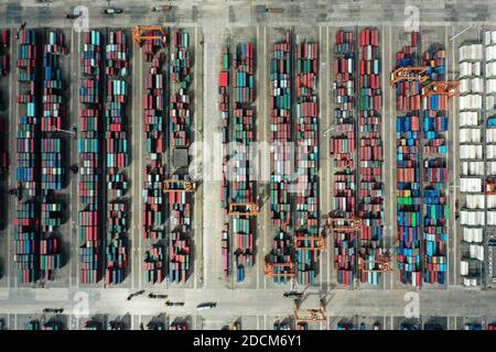 Peking, China. November 2020. Luftaufnahme vom 19. November 2020 zeigt Container im Qinzhou Hafen in der Autonomen Region Guangxi Zhuang in Südchina. Quelle: Zhang Ailin/Xinhua/Alamy Live News Stockfoto