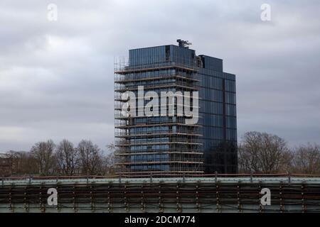 Bürogebäude des Empire House, das gerade abgerissen wird, vom U-Bahnhof Chiswick Park aus gesehen, London England Stockfoto