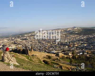 Fes Stadt wird von der Spitze des Hügels betrachtet, während der Ruf zum Gebet aus dem Tal steigt. Stockfoto