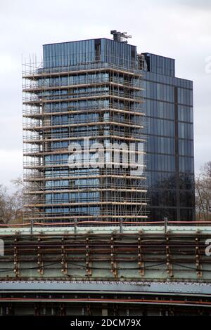 Bürogebäude des Empire House, das gerade abgerissen wird, vom U-Bahnhof Chiswick Park aus gesehen, London England Stockfoto