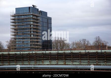 Bürogebäude des Empire House, das gerade abgerissen wird, vom U-Bahnhof Chiswick Park aus gesehen, London England Stockfoto