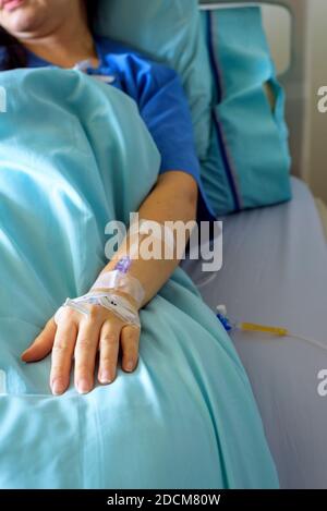 Patientenarm mit intravenöser Leitung im Krankenhaus Stockfoto