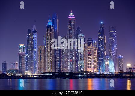 DUBAI, VAE - 28. oktober 2020.Dubai Marina Nachtszene mit Stadtlichtern, Luxus neue High-Tech-Stadt im Nahen Osten, Vereinigte Arabische Emirate Architektur. Stockfoto