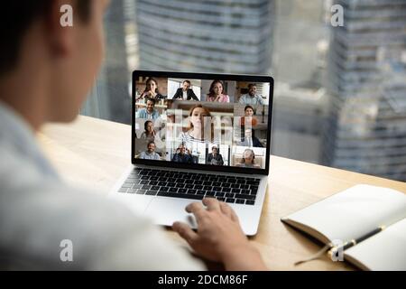 Glückliche multirassische junge Menschen kommunizieren online entfernt. Stockfoto