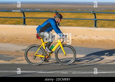 Southport, Merseyside UK Wetter. 23. November 2020 Heller sonniger kalter Tag an der Küste, während die Anwohner die Wintersonne genießen. Kredit; MediaWorldImages/AlamyLiveNews Stockfoto