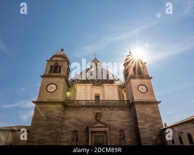 Montefiascone, Italien - 19. September 2020: Fassade der Basilika Santa Margherita in Montefiascone mit der Sonne gegen das Licht (Italien) Stockfoto