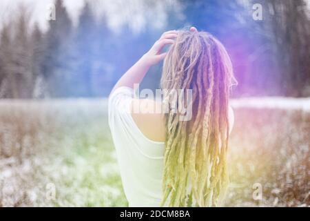 Persönliches Aura Farbkonzept. Welche Farbe hat Ihr Aura-Konzept? Junge Frau mit verschiedenen Aura Farben leuchtend hell. Stockfoto