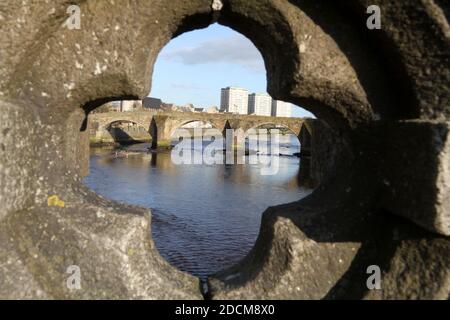 Auld Brig, Ayr, Ayrshire, Schottland. Eine der ältesten Brücken Schottlands, die nur für Fußgänger zugänglich ist. Blick auf die Brücke von der Neuen Brücke Stockfoto