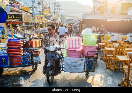 Urbane Szene vom berühmten Nachtmarkt in Hua hin. Hua hin ist eines der beliebtesten Reiseziele in Thailand. Stockfoto