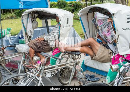 Rikscha-Fahrer, die sich in Hua hin ausruhen. Dies ist ein altes Fischerdorf, das zu einem der beliebtesten Reiseziele in Thailand wurde. Stockfoto