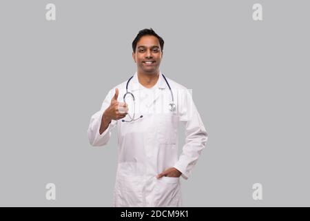 Indischer Mann Arzt Zeigt Daumen Nach Oben Smilling. Isoliert Stockfoto