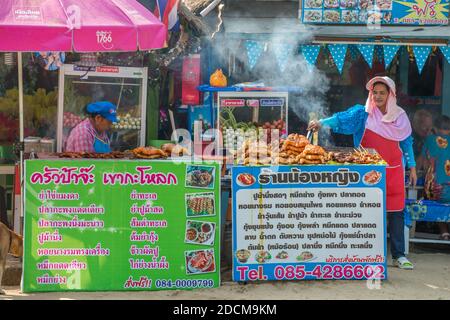 Street Food am Khao Kalok Beach südlich von Hua hin in der Prachuap Khiri Khan Provinz in Thailand Stockfoto