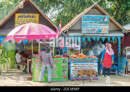 Street Food am Khao Kalok Beach südlich von Hua hin in der Prachuap Khiri Khan Provinz in Thailand Stockfoto