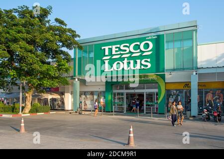 Urbane Szene vor dem Tesco Lotus Supermarkt in Pranburi, Thailand Stockfoto