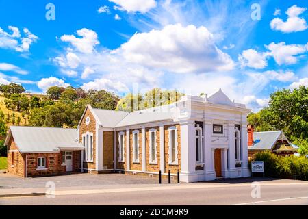 Adelaide Hills, South Australia - 9. Februar 2020: Clarendon Methodist Church an einem hellen Sommertag von der Grants Gully Road aus gesehen Stockfoto