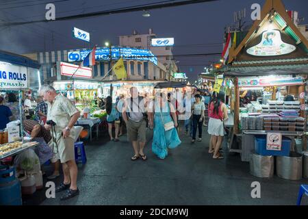 Urbane Szene vom berühmten Nachtmarkt in Hua hin. Hua hin ist eines der beliebtesten Reiseziele in Thailand. Stockfoto