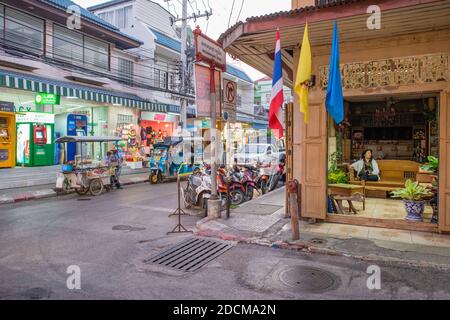 Urbane Szene bei Nacht von Hua hin. Hua hin ist eines der beliebtesten Reiseziele in Thailand. Stockfoto