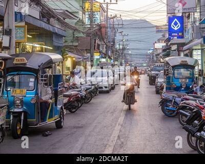 Urbane Szene in der Dämmerung von Hua hin. Hua hin ist eines der beliebtesten Reiseziele in Thailand. Stockfoto