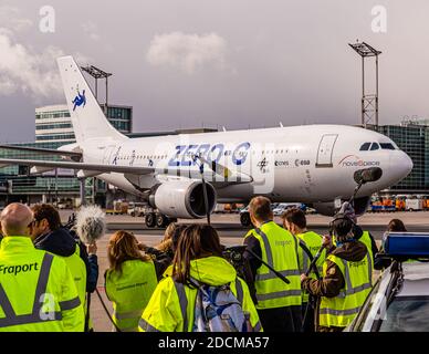 Das Zero G Flugzeug am Eingang zum Parkplatz - die internationale Presse wartet schon, Frankfurt am Main, Deutschland Stockfoto