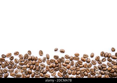 Rahmen von Kaffeebohnen auf weißem Hintergrund Stockfoto
