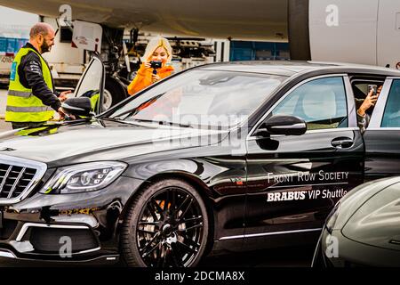 Die südkoreanische DJ-Ikone 'DJ Soda' fotografiert den Front Row Society VIP Shuttle BRABUS Maybach S 900, Frankfurt am Main Stockfoto