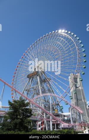 Eine spannende und berühmte Achterbahn in Yokohama, Japan. Stockfoto