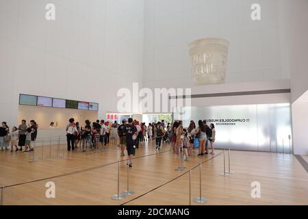 Cupnoodles Museum zeigt die Geschichte der Instant Ramen Nudel und Touristen können völlig originelle Cupnoodles erstellen. Stockfoto