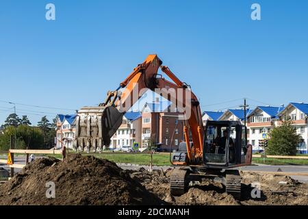 RUSSLAND, ANGARSK - 09. September 2020 Bau, Reparatur einer Straße in einem Wohngebiet der Stadt. Straßenbaumaschinen werden geräumt. Stockfoto