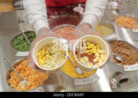 Cupnoodles Museum zeigt die Geschichte der Instant Ramen Nudel und Touristen können völlig originelle Cupnoodles erstellen. Stockfoto