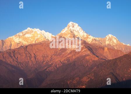 Landschaft des Annapurna Massivs in Nepal in der Dämmerung Stockfoto