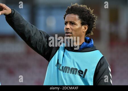 EXETER, ENGLAND. 21. NOVEMBER Oldham Athletic Sido Jombati während des Sky Bet League 2 Spiels zwischen Exeter City und Oldham Athletic im St James' Park, Exeter am Samstag, 21. November 2020. (Kredit: Eddie Garvey, Mi News) Kredit: MI Nachrichten & Sport /Alamy Live Nachrichten Stockfoto