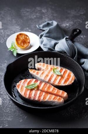 Gegrillte Lachssteaks in gusseiserner Pfanne, selektiver Fokus Stockfoto