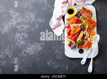Gegrilltes Gemüse auf einem Keramikbrett serviert, selektive Fokus Stockfoto
