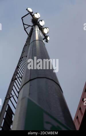 Blick auf beleuchtetes Flutlicht von unten auf Sport / Fußball / Fußballstadion Stockfoto