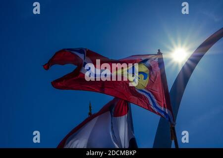 Saint Louis City und Missouri State Flaggen fliegen vor Der Gateway Arch mit Sonne und blauen Himmel in Die Hintergründe Stockfoto