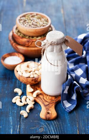 Rohe vegane Cashewmilch in Glasflasche, selektiver Fokus Stockfoto