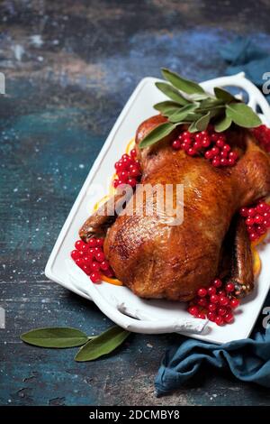 Gebratene Ente mit Orangen, Salbei und Beeren, selektiver Fokus Stockfoto