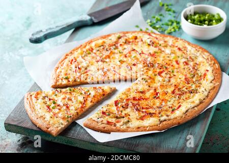 Weiße Pizza mit Speck und grünen Zwiebeln, glutenfrei, selektiver Fokus Stockfoto