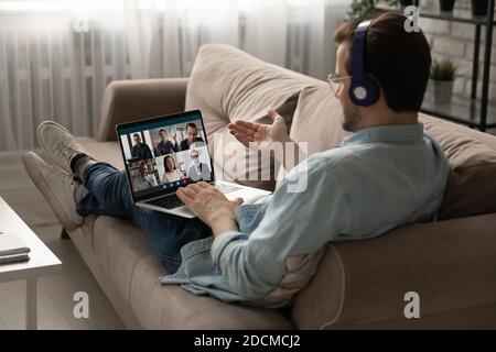 Rückansicht junger Geschäftsmann mit Videokonferenz. Stockfoto
