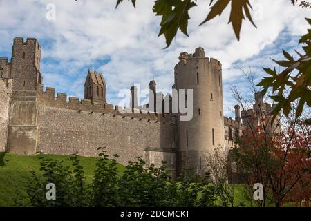 Die westliche Erhebung des spektakulären Arundel Castle, Arundel, West Sussex, England, UK, aus den Gärten Stockfoto