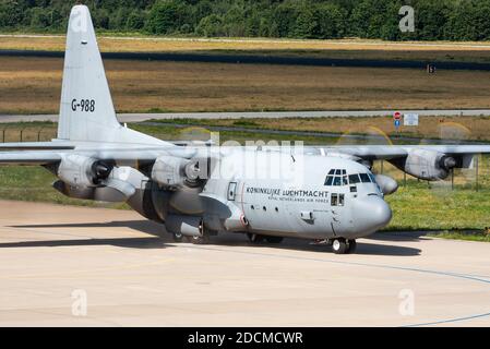 Ein militärisches Transportflugzeug der Royal Netherlands Air Force (Koninklijke Luchtmacht) (RNLAF) Lockheed C-130H Hercules auf dem Luftwaffenstützpunkt Eindhoven. Stockfoto