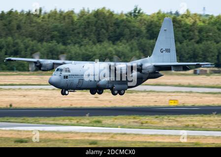 Ein militärisches Transportflugzeug der Royal Netherlands Air Force (Koninklijke Luchtmacht) (RNLAF) Lockheed C-130H Hercules auf dem Luftwaffenstützpunkt Eindhoven. Stockfoto