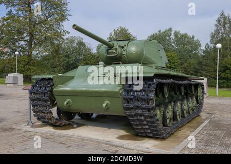 KIROWSK, RUSSLAND - 27. AUGUST 2020: Schwerer sowjetischer Panzer KV-1 während des Großen Vaterländischen Krieges aus nächster Nähe. Ausstellungsstück der Straßenausstellung des Museums Stockfoto