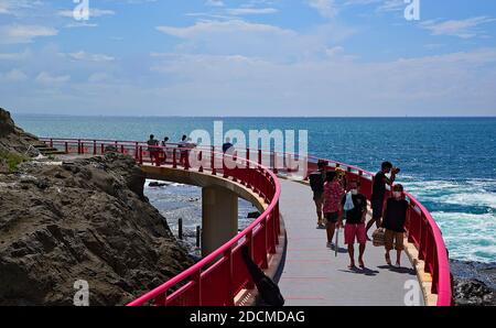 Eine Reihe von Fußgängern Mühle um Iwayabashi Brücke auf Enoshima Insel an einem sonnigen Tag im Spätsommer Stockfoto