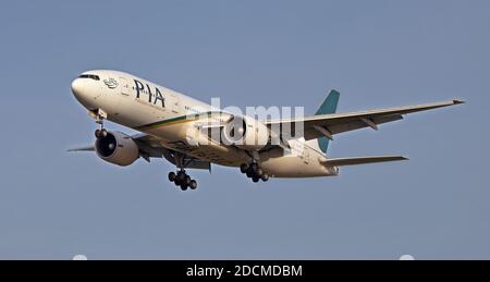 Pakistan International Airlines Boeing 777 AP-BGK über die endgültige Annäherung an Flughafen London-Heathrow LHR Stockfoto