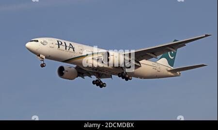 Pakistan International Airlines Boeing 777 AP-BGK über die endgültige Annäherung an Flughafen London-Heathrow LHR Stockfoto